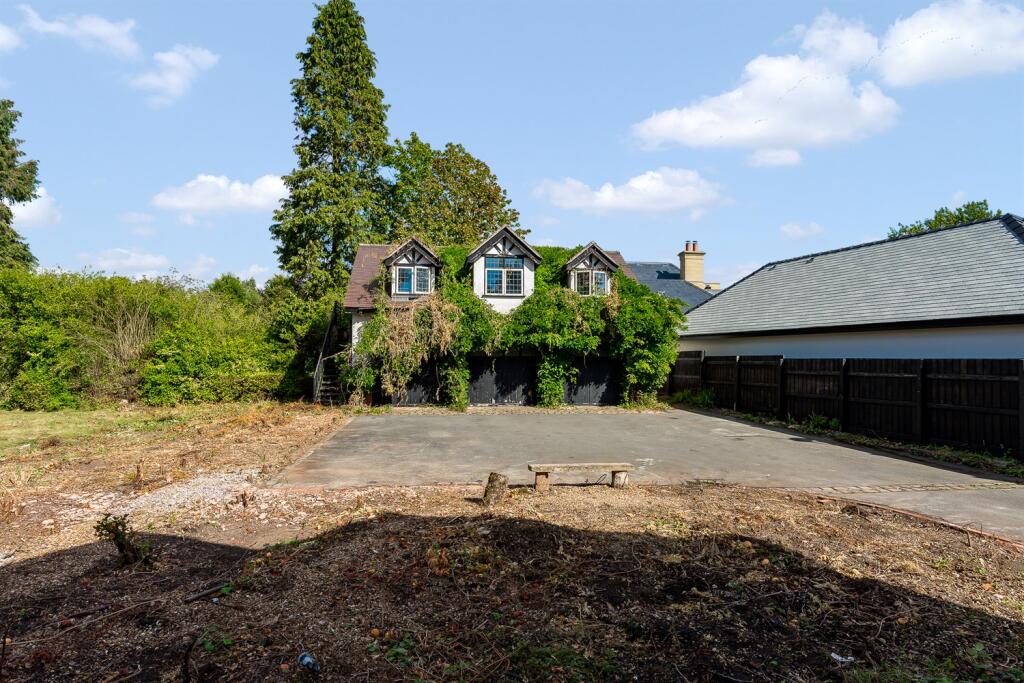 6 bedroom detached house for sale in Bankhall Lane, Hale, WA15